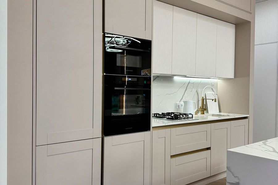 Кухня с неоклассическими рамочными фасадами