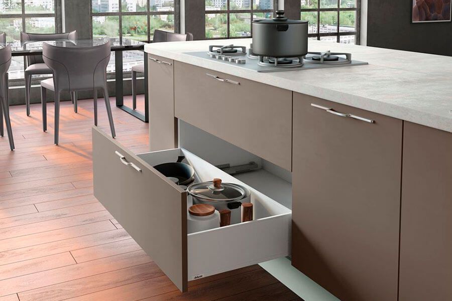 Выдвижные ящики плавного закрывания на направляющих с подшипниками скольжения Выдвижные ящики плавного закрывания на направляющих с подшипниками скольжения