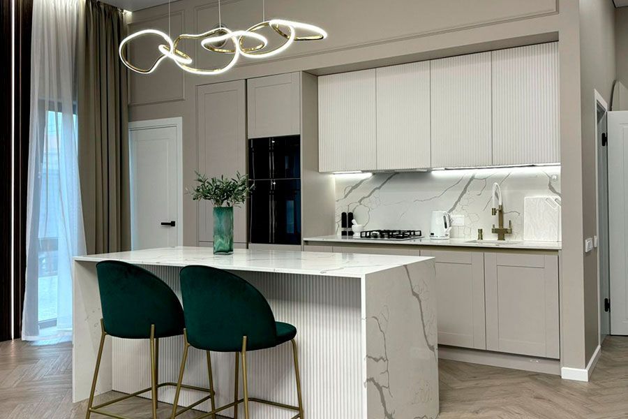 Кухня-остров в неоклассическом стиле