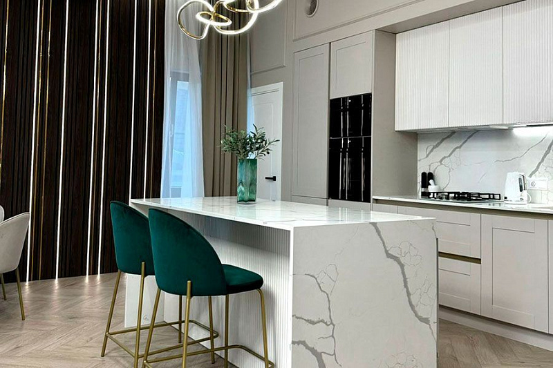 Фото Кухня-гостиная в светлых тонах