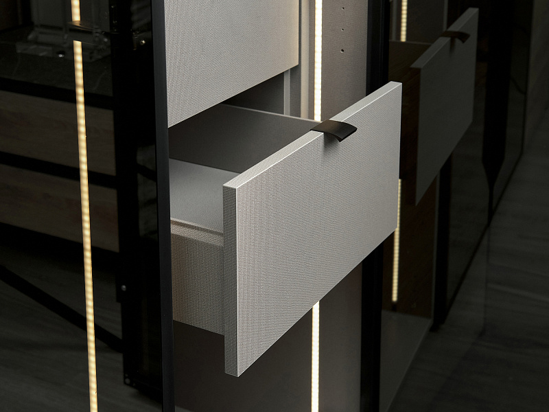 Однодверный шкаф со стеклянным фасадом Bruno BC1311.1