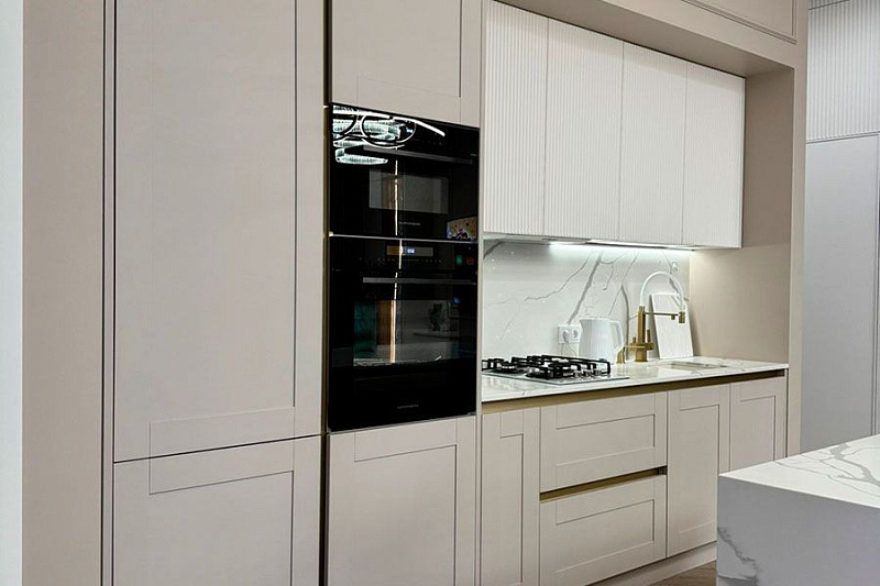 Фото Кухня-гостиная в светлых тонах