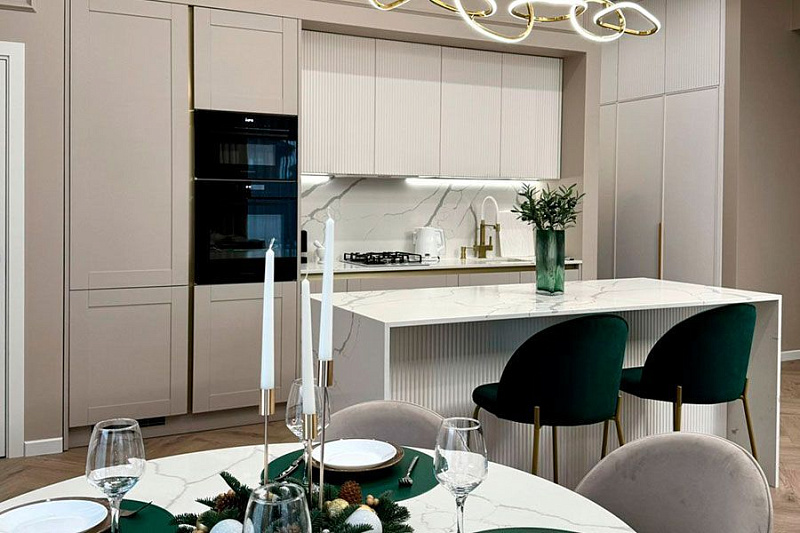 Фото Кухня-гостиная в светлых тонах